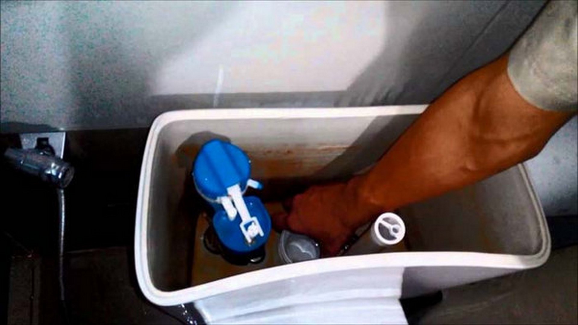 cach-nhan-biet-bon-cau-inax-can-thay-the-bo-xa-moi-1 Cách nhận biết bồn cầu Inax cần thay thế bộ xả mới