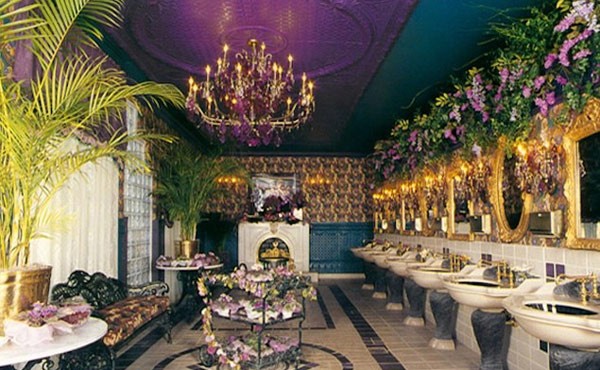 Nha ve sinh trong vuon hoa