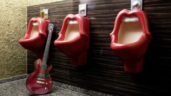 Nha ve sinh hinh cai moi