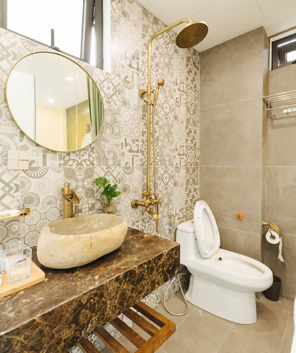 khong-gian-phong-tam-1 Chau rua bang da ket hop voi sen tam bang dong