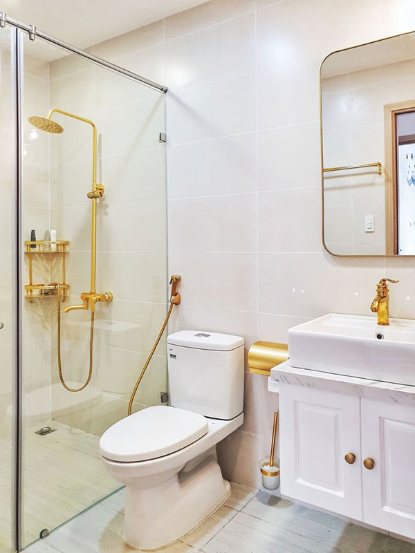 khong-gian-phong-tam-4 Nha ve sinh sang trong voi vach kich nha tam, bon cau inax va voi sen ma vang