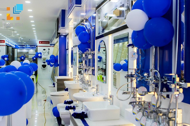 khong gian trung bay thiet bi ve sinh gach op lat tai showroom lang 2