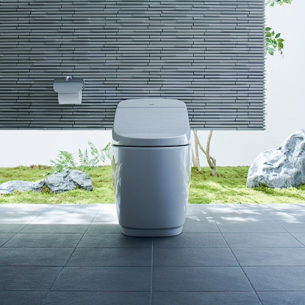 Bon cau nap rua co Inax AC-1032VN+CW-S32VN trong phong tam