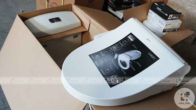 bon-cau-inax-ac-1008vrndong-hop-2 Nắp rửa điện tử Inax CW-H18VN