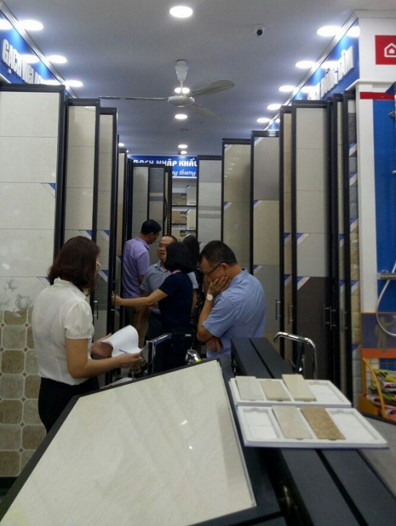 cam-nhan-khach-hang-den-showroom-hai-linh-dung-dip-trung-thu khách hàng mua hàng tại hải linh