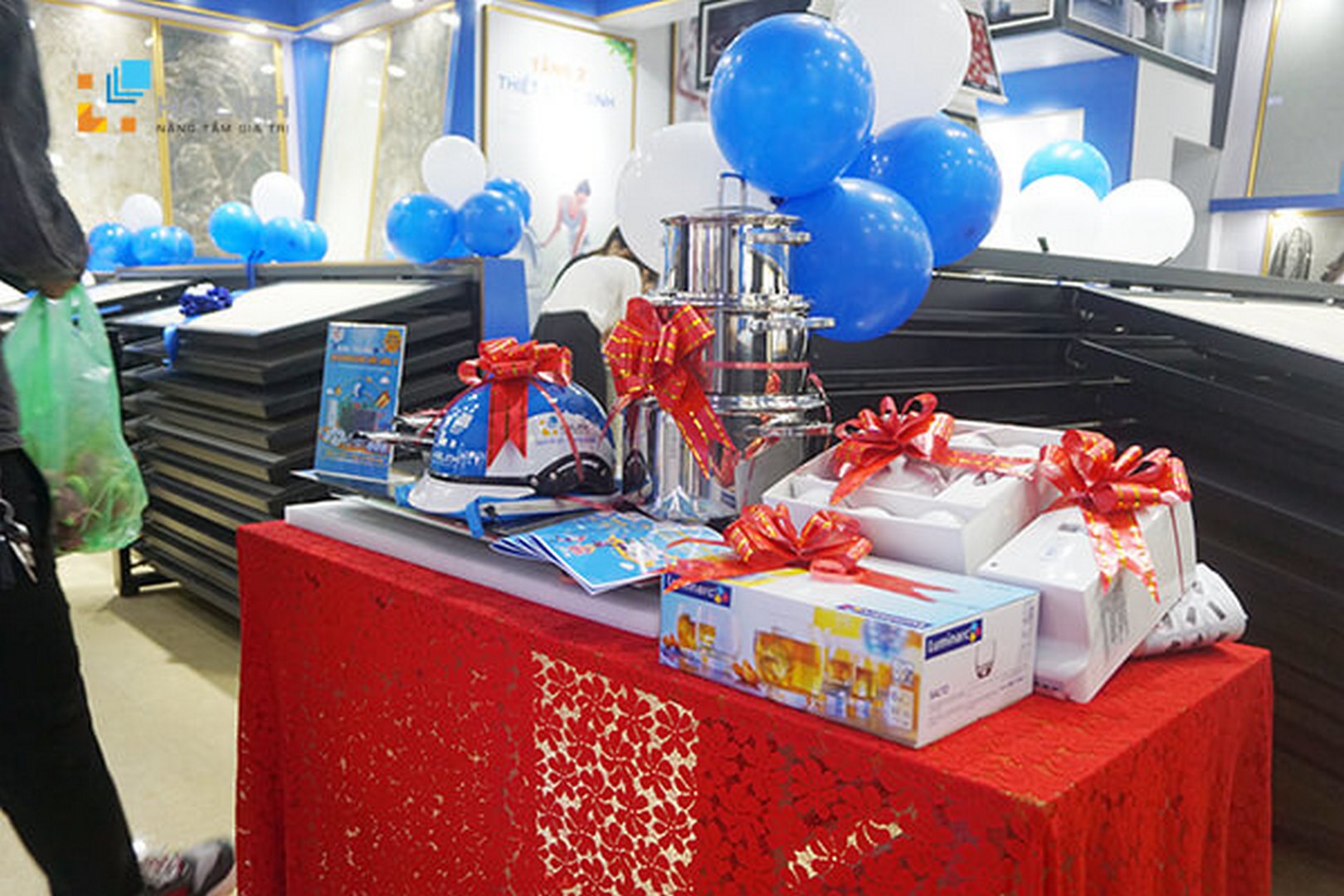 co hoi nhan qua tri gia tren 21 trieu khi mua sam tai showroom hai linh long bien 2