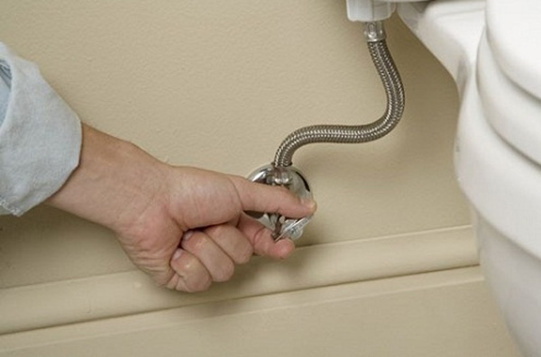 day-cap-nuoc-bon-cau-1 day cap nuoc bon cau