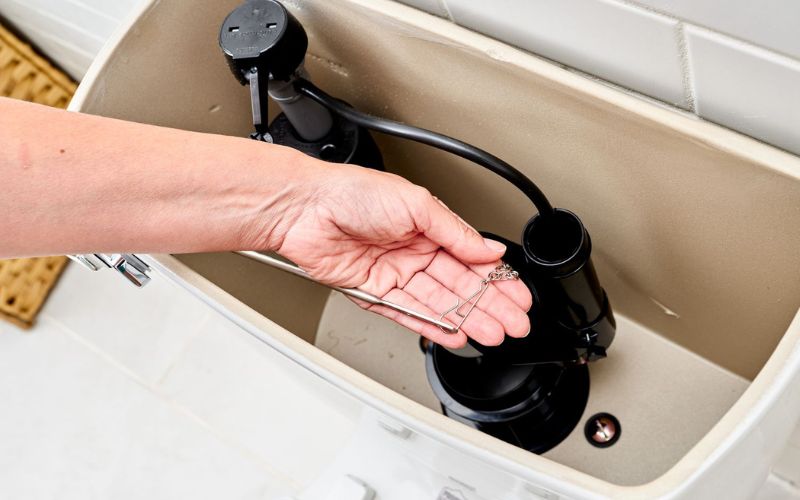 day-xich-bi-ket-lam-cho-phao-khong-ngat-nuoc day xich bi ket lam cho phao khong ngat nuoc