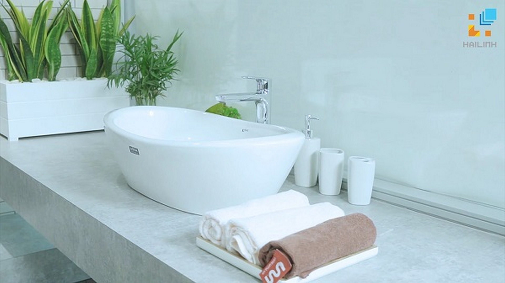 doi-dien-mao-cho-nha-tam-voi-series-voi-inax-the-he-moi-1400-8 Vòi chậu INAX LFV- 1402SH