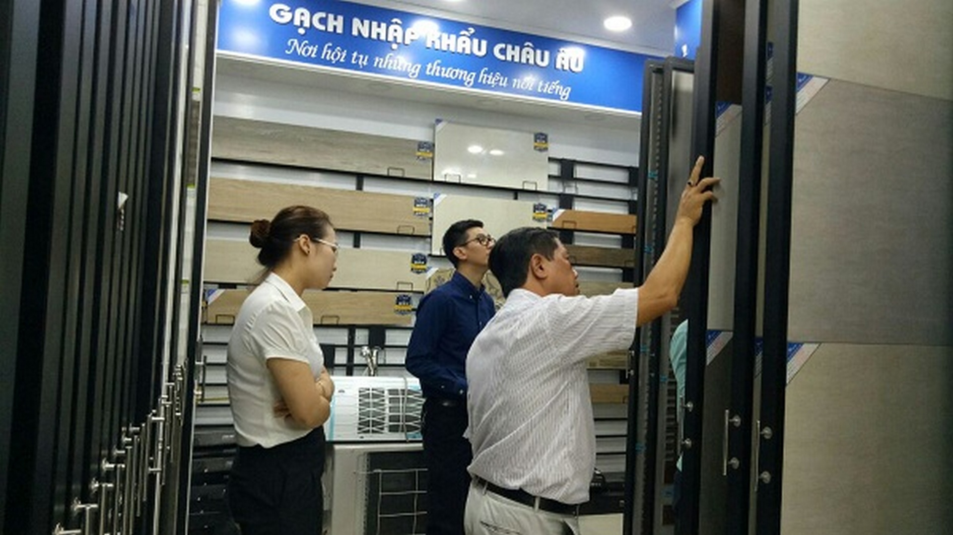 hang tram nguoi den showroom hai linh ngay ngay dau khuyen mai 5