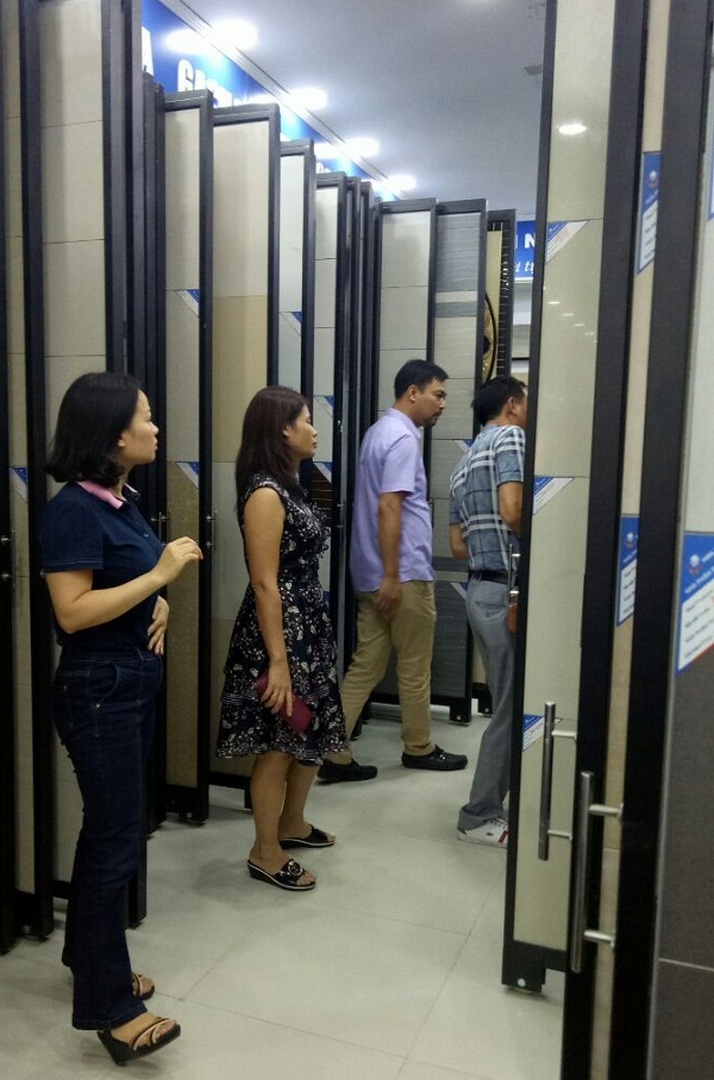 hang tram nguoi den showroom hai linh ngay ngay dau khuyen mai 7