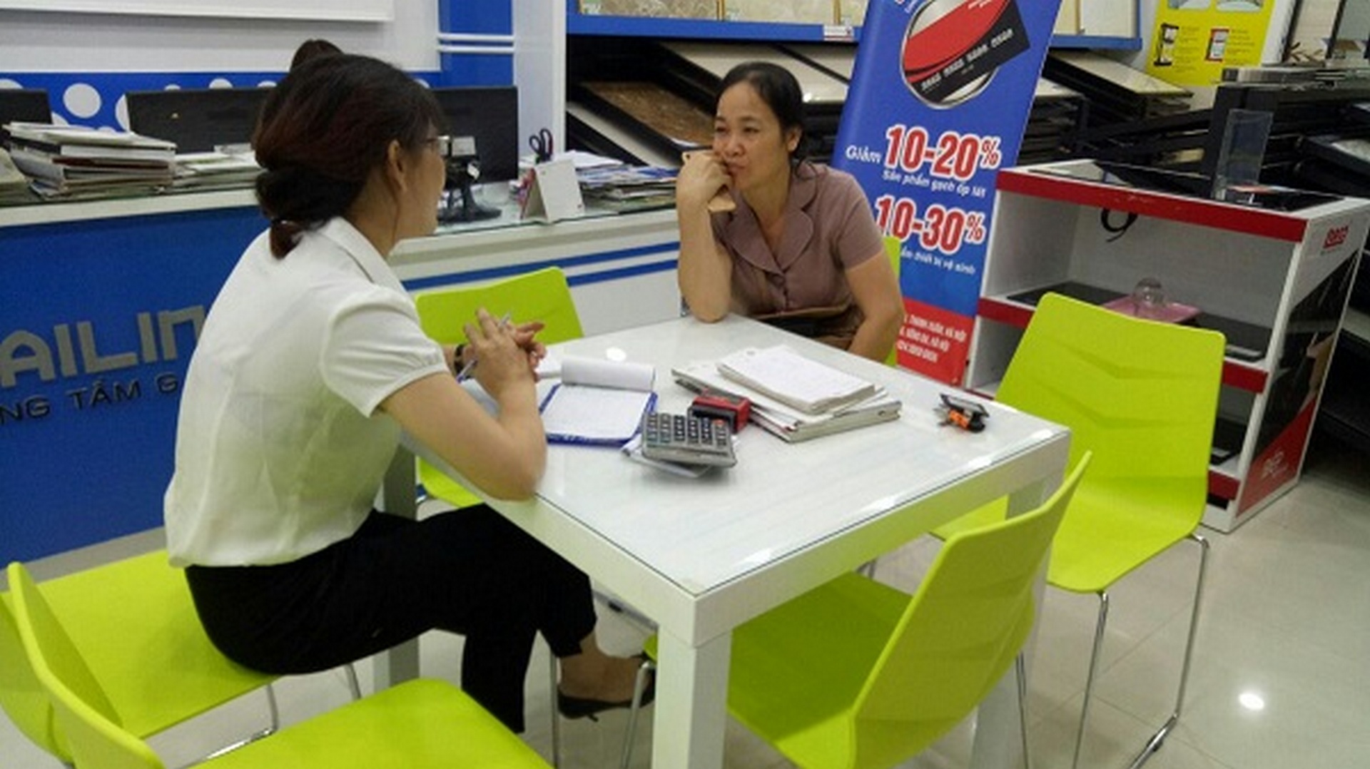 hang tram nguoi den showroom hai linh ngay ngay dau khuyen mai 8