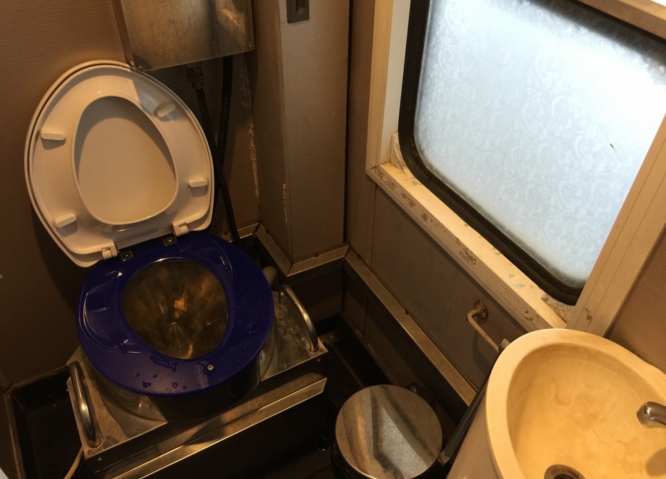 hinh-anh-nha-ve-sinh-tren-tau-hoa hinh anh nha ve sinh tren tau hoa