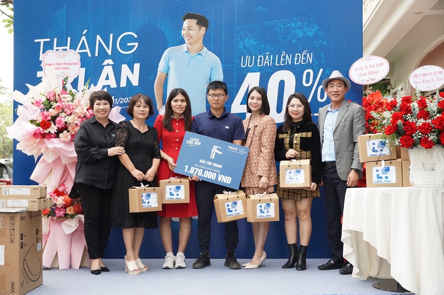 khach-hang-len-nha-qua-thang-tri-an khach hang len nha qua thang tri an