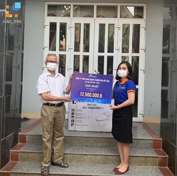 khach-hang-may-man-nhan-qua-2 Khach hang may man nhan qua 2