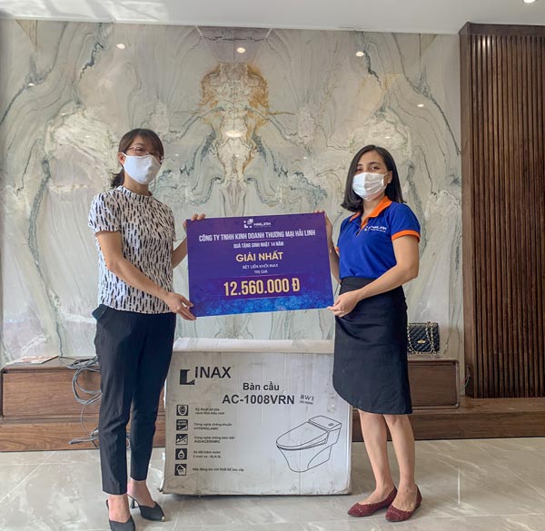 khach-hang-may-man-nhan-qua-3 Khach hang may man nhan qua 3