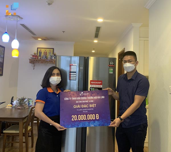 khach-hang-may-man-nhan-qua-4 Khach hang may man nhan qua