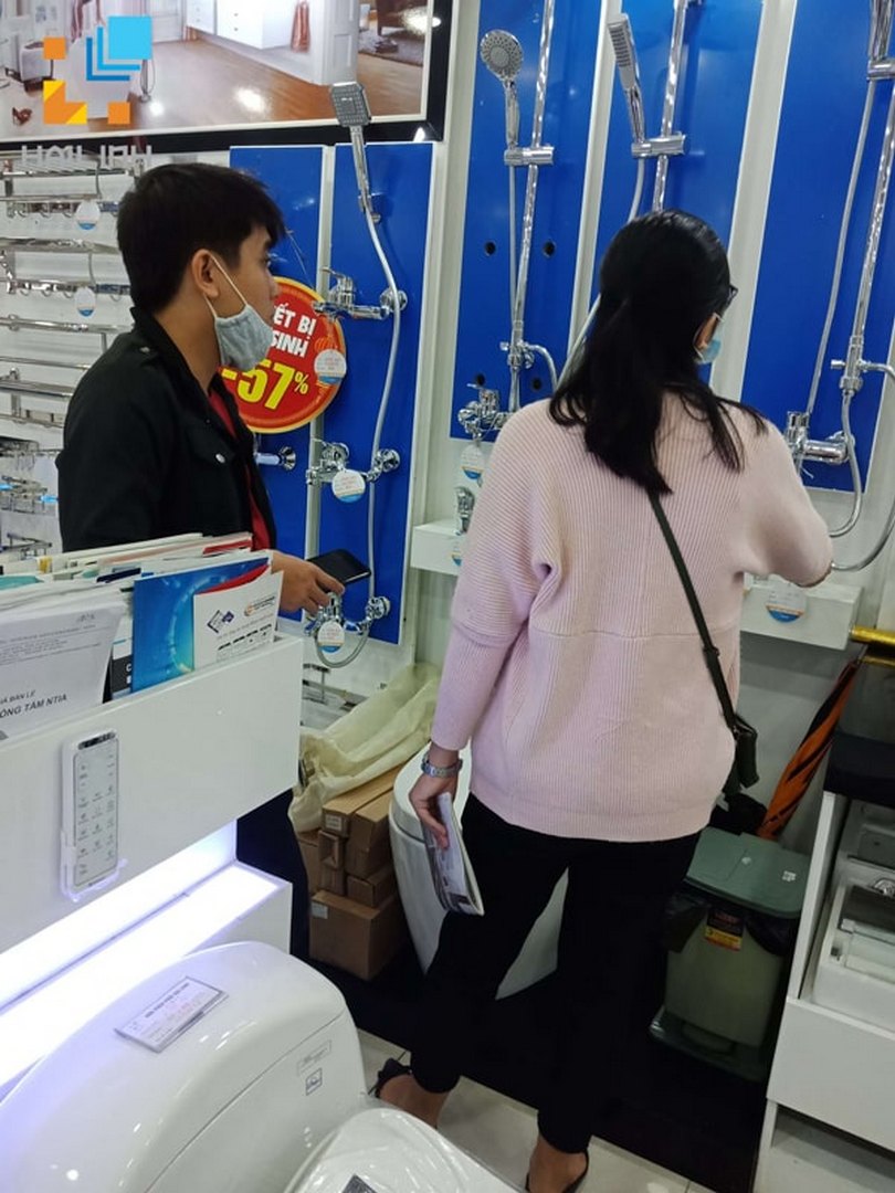 khach-hang-mua-sam-4 khach hang mua sam 4