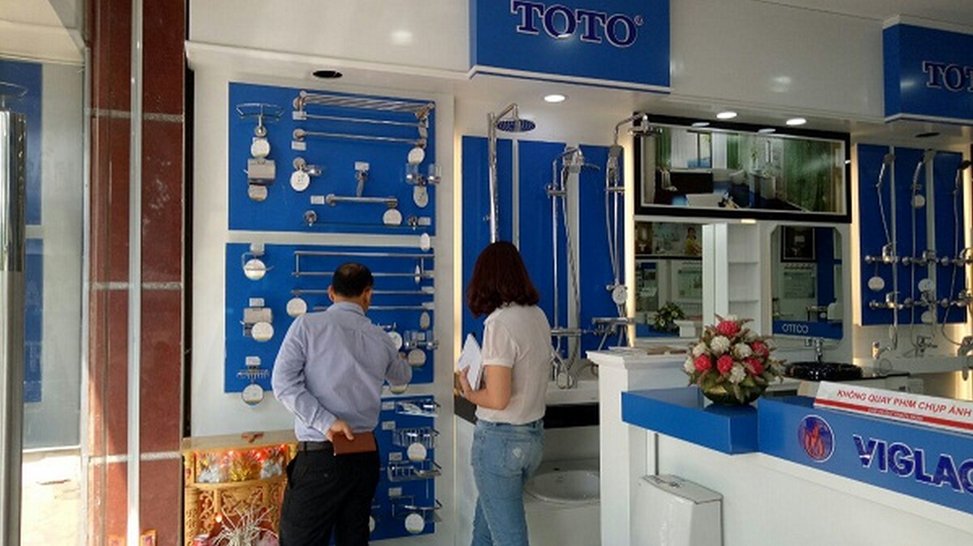 khach-ngoai-tinh-do-xo-ve-showroom-hai-linh-mua-hang-uu-dai-4 khach ngoai tinh do xo ve showroom hai linh mua hang uu dai 4