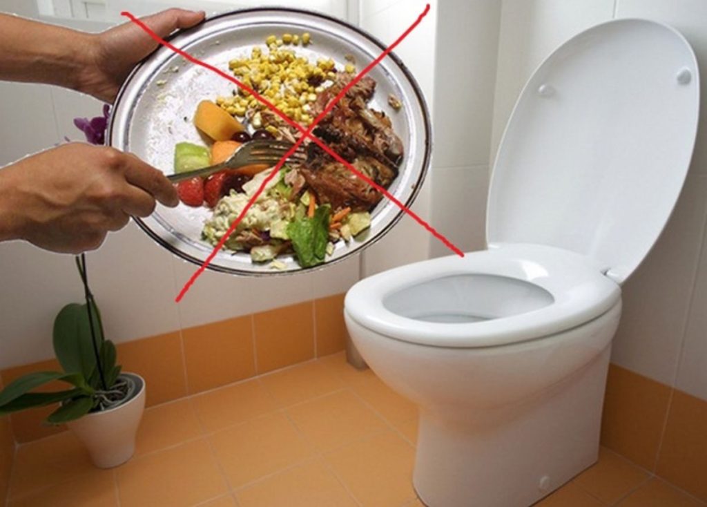 khong-do-do-thua-vao-bon-cau-1 Bồn cầu ố vàng do đổ thức ăn thừa