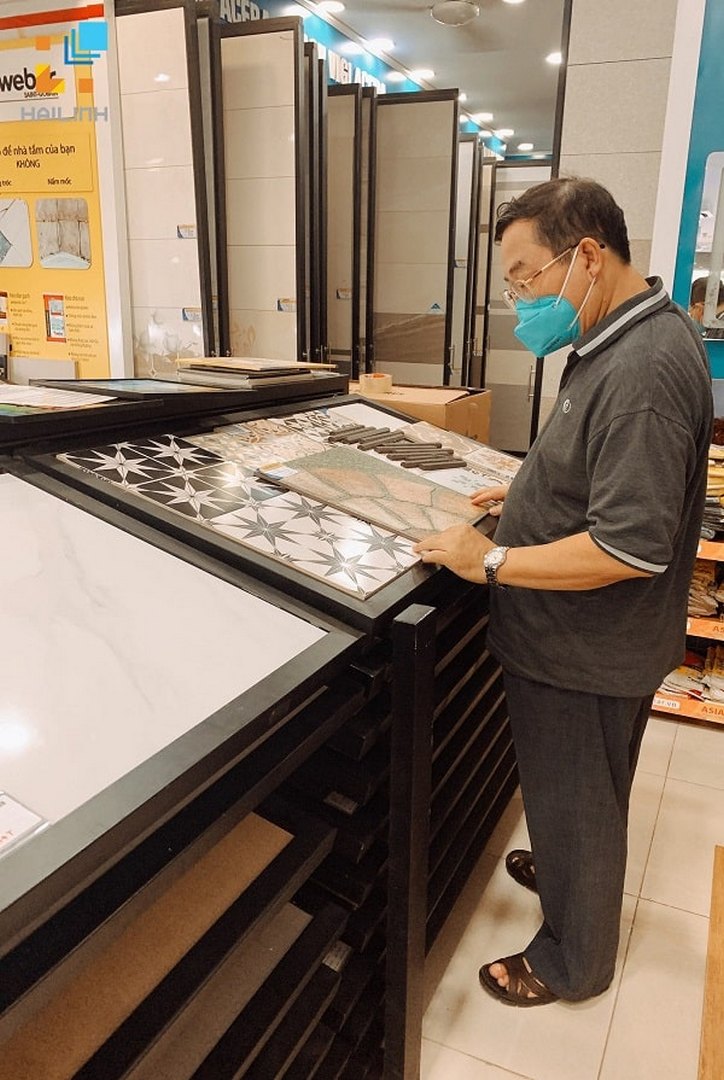 khong-khi-mua-hang-tai-showroom-8 khong khi mua hang tai showroom 8