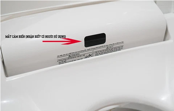 Bon cau thong minh Inax co mat cam bien