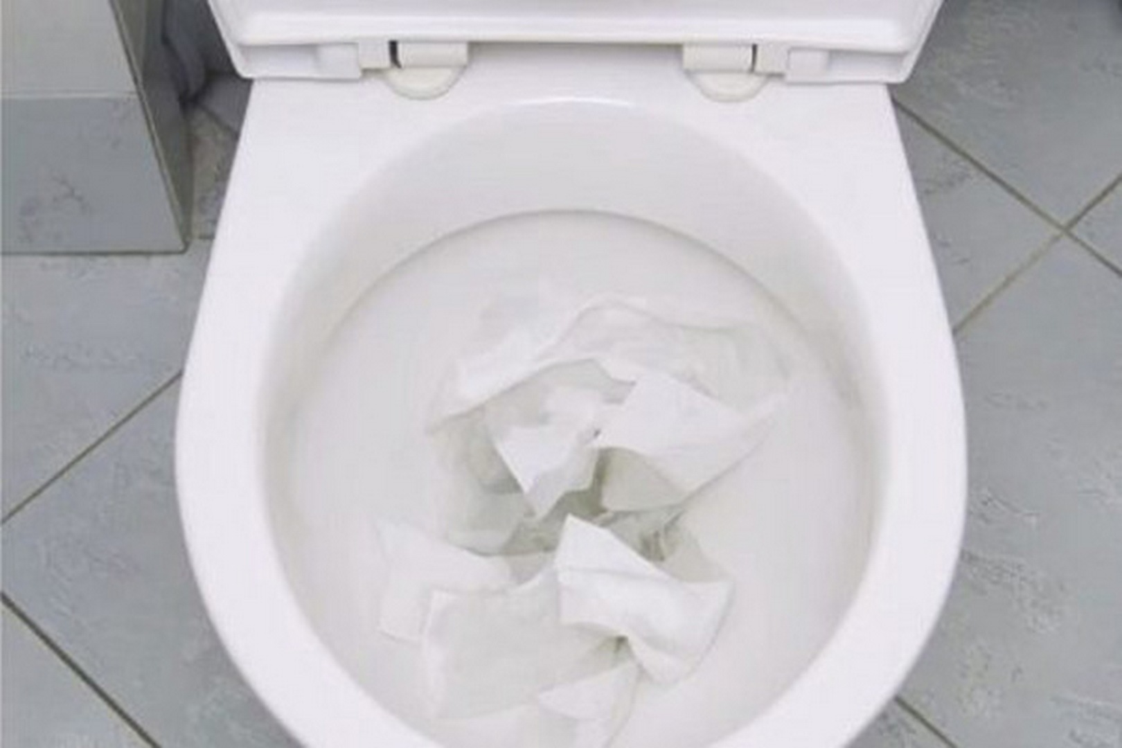 nem-giay-uot-vao-bon-cau nem giay uot vao bon cau