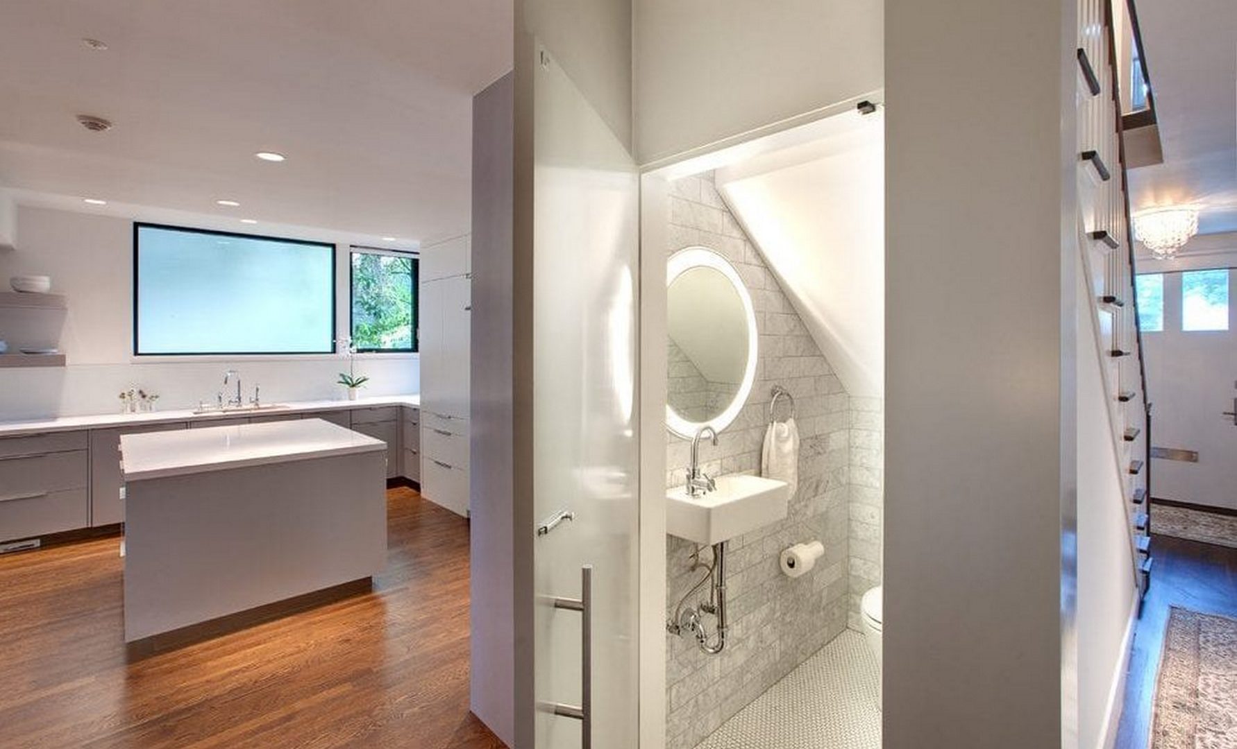 nha-ve-sinh-duoi-gam-cau-thang-7 nha ve sinh duoi gam cau thang 7