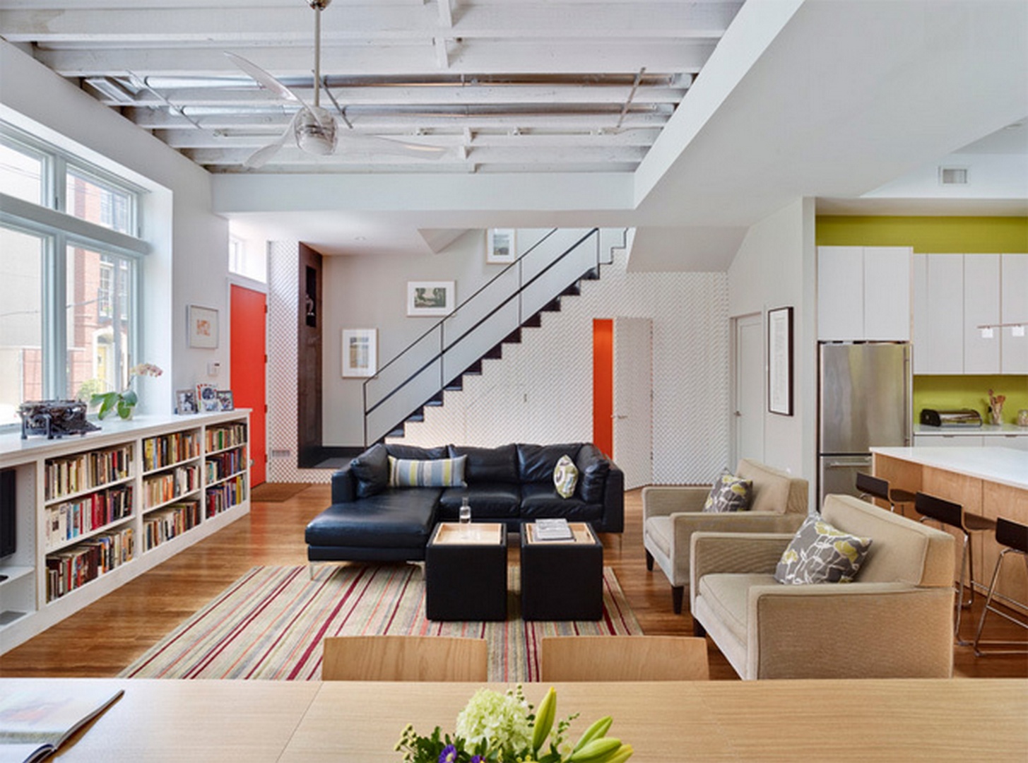 nha-ve-sinh-duoi-gam-cau-thang-8 nha ve sinh duoi gam cau thang 8