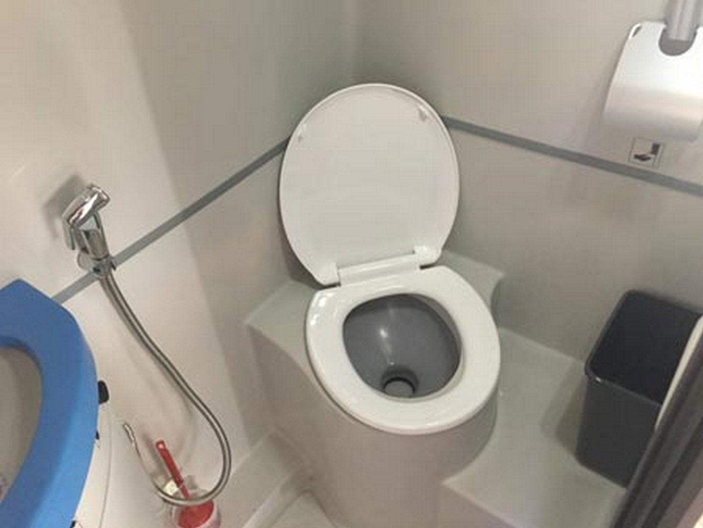 nha-ve-sinh-xe-giuong-nam-1 nha ve sinh xe giuong nam 1