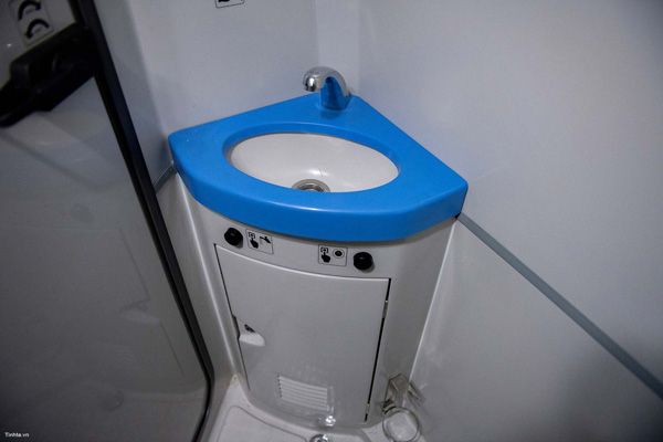 nha-ve-sinh-xe-giuong-nam-3 Nha ve sinh xe giuong nam anh 3