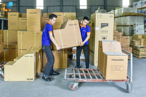 nhan-vien-hai-linh-chuan-bi-don-hang_1-1 nhan vien hai linh chuan bi don hang