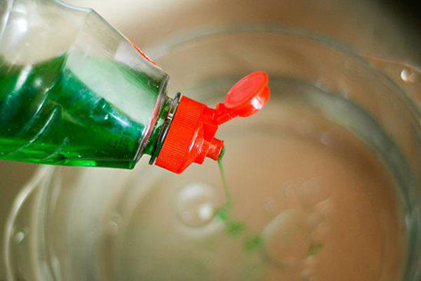 Nuoc rua bat tay gi set nha ve sinh