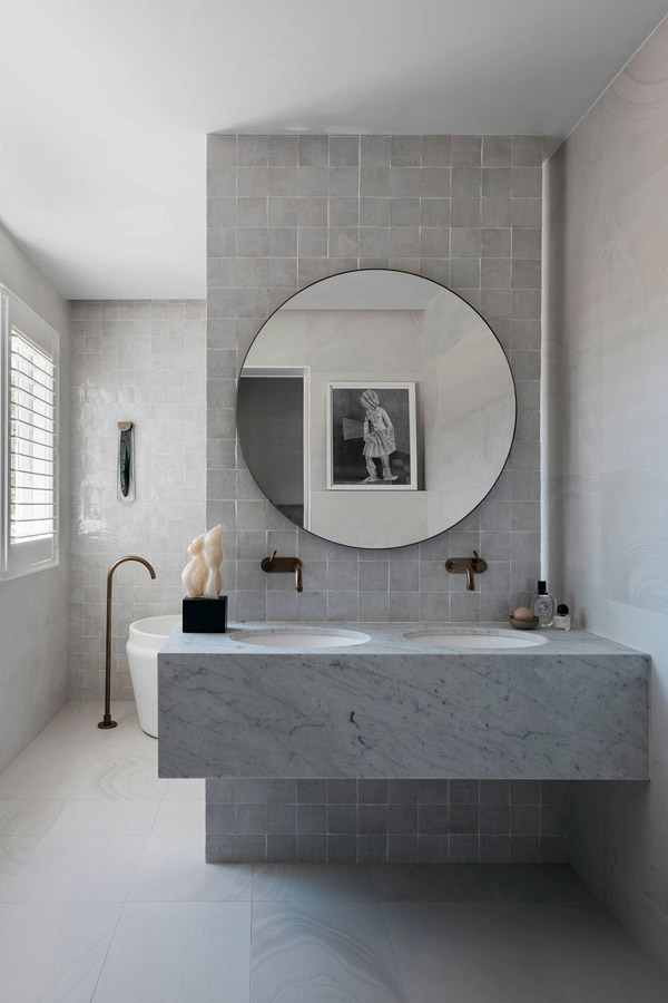 Phong tam mau xam anh 2