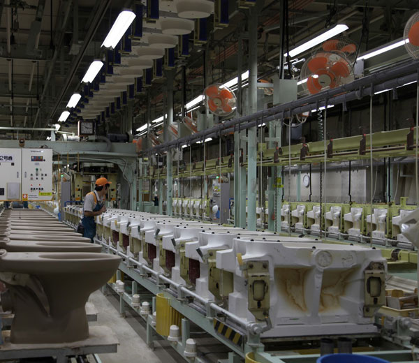 san-xuat-inax-3-1 Cong nhan trong nha may san xuat Inax