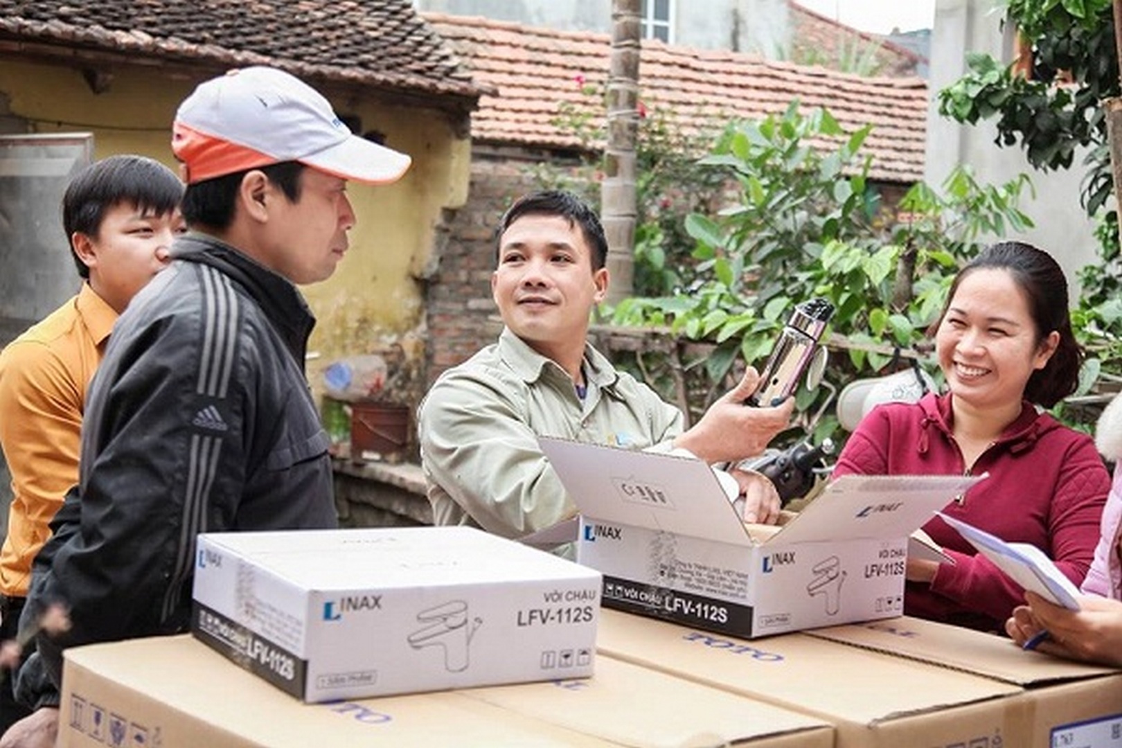 showroom-hai-linh-hut-khach-mua-xay-dung-2017-nho-dich-vu-tot-6 showroom hai linh hut khach mua xay dung 2017 nho dich vu tot 6