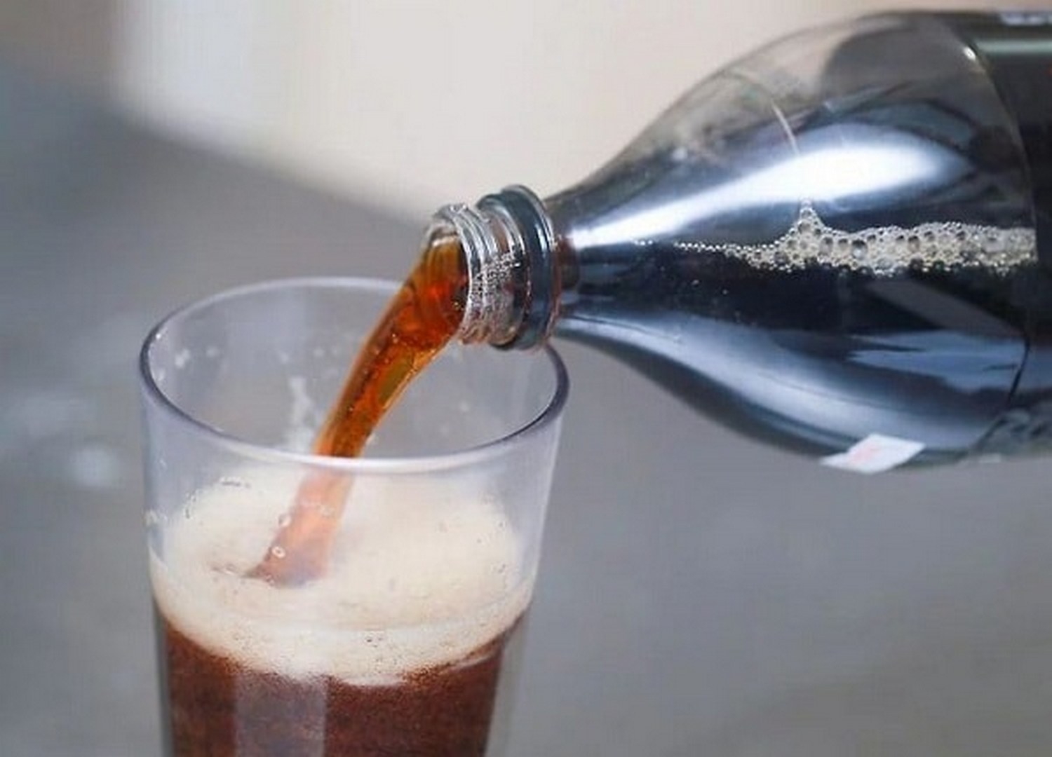 tay-bon-cau-bang-coca-cola-1 tay bon cau bang coca cola 1