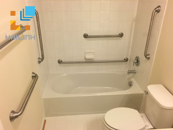 tay-vin-nha-tam-dam-bao-an-toan-khi-su-dung-thiet-bi-ve-sinh-51 tay vin nha tam dam bao an toan khi su dung thiet bi ve sinh 5(1)