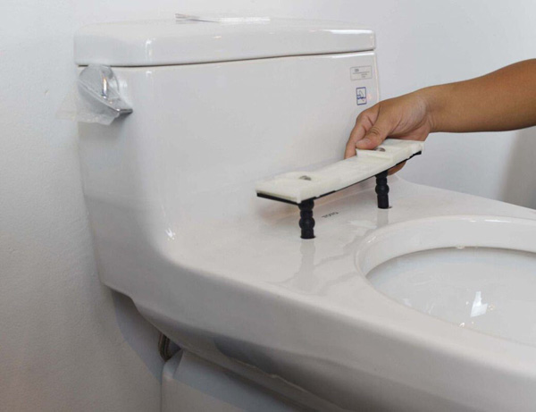 thay-nap-bon-cau-2 Thay nap bon cau 2