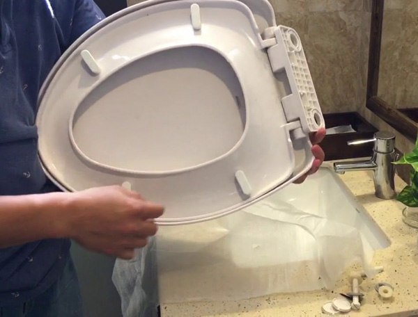 thay-nap-bon-cau-3 Thay nap bon cau 3