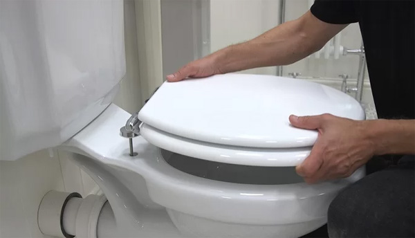 thay-nap-bon-cau-4 Thay nap bon cau 4