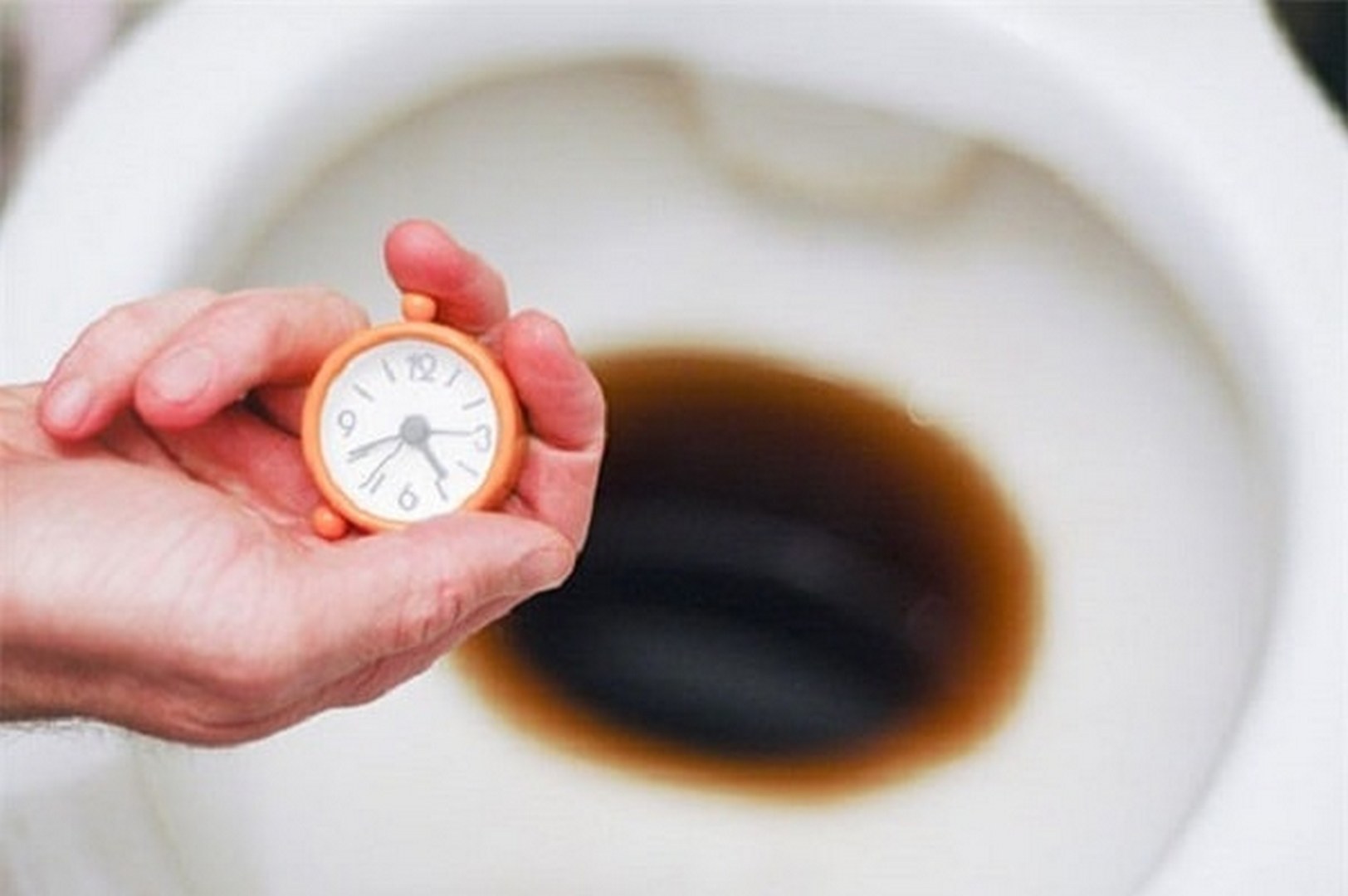 Thông bồn cầu bằng Coca hiệu quả “BÁ ĐẠO” 6