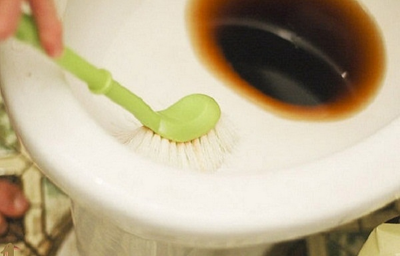 Thông bồn cầu bằng Coca hiệu quả “BÁ ĐẠO” 6