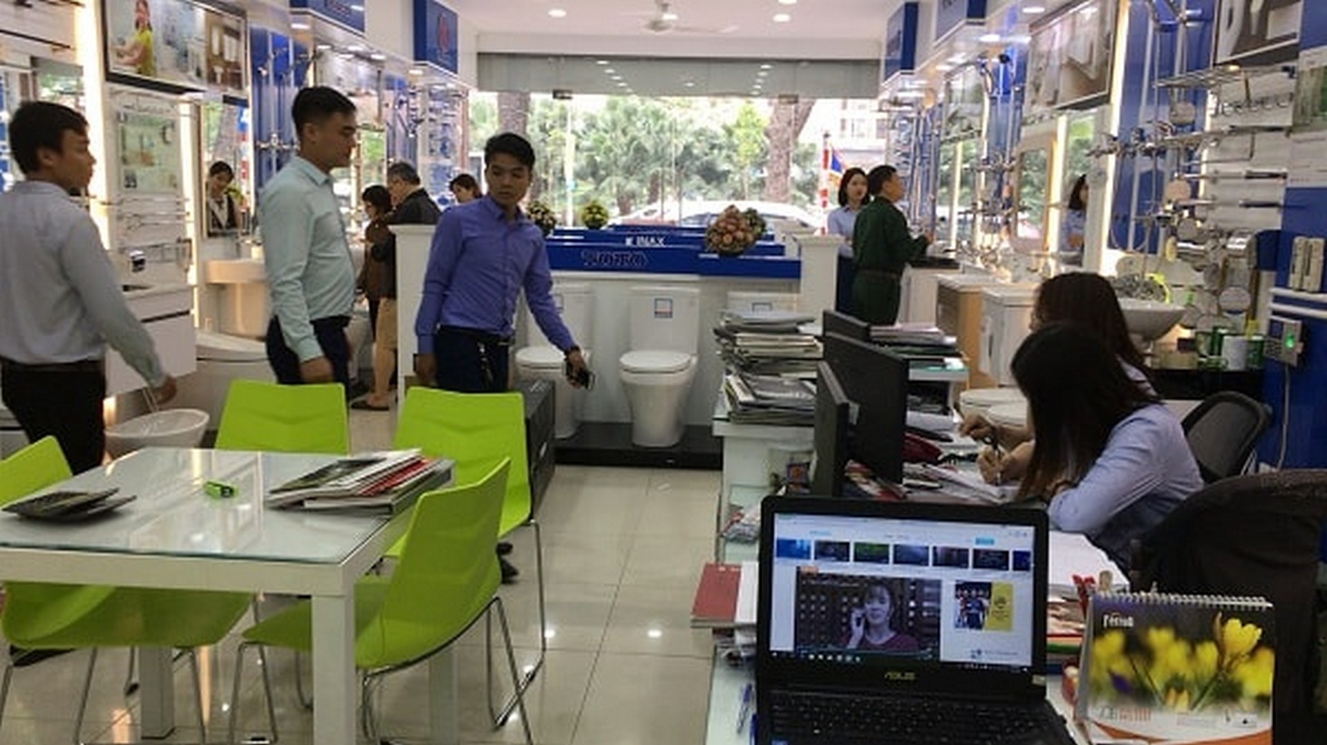 thuc-hu-khach-hang-den-hai-linh-dong-nhu-loi-don-khong-1_1 thuc hu khach hang den hai linh dong nhu loi don khong 1 1