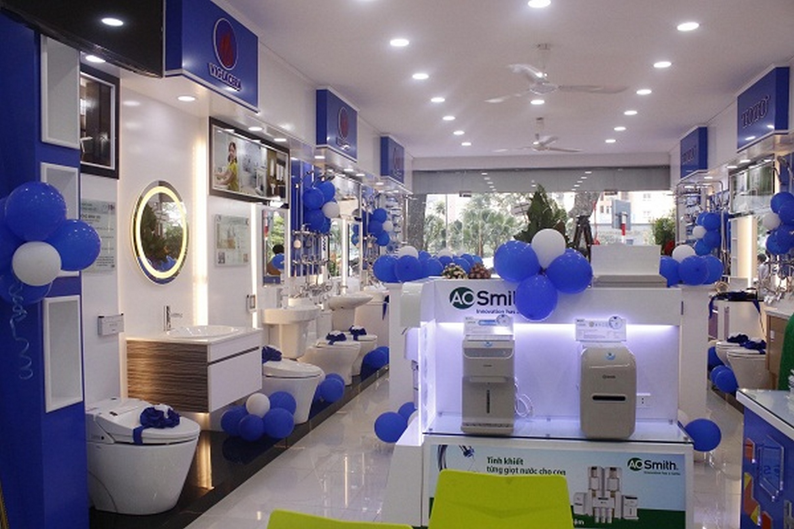toan canh showroom thiet bi ve sinh hai linh 532 duong lang