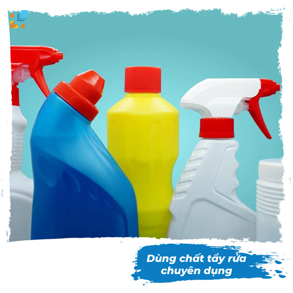 Ve sinh bon cau bang chat tay rua