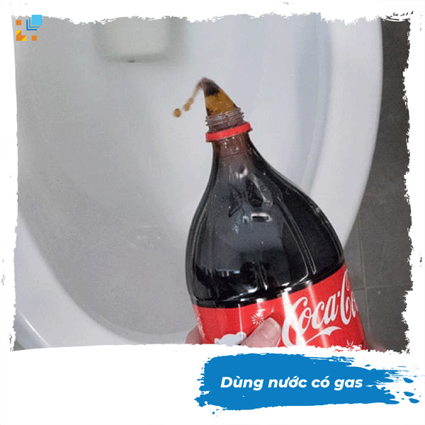 Ve sinh bon cau bang coca