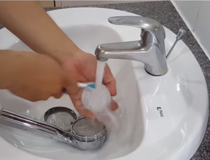 ve-sinh-thuong-xuyen-sen-tam ve sinh thuong xuyen sen tam