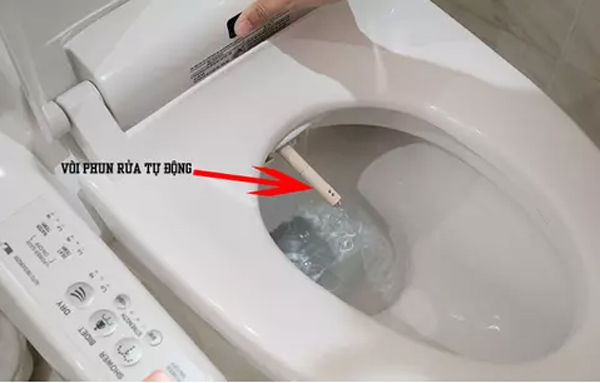 Bon cau Inax co Voi phun rua tu dong